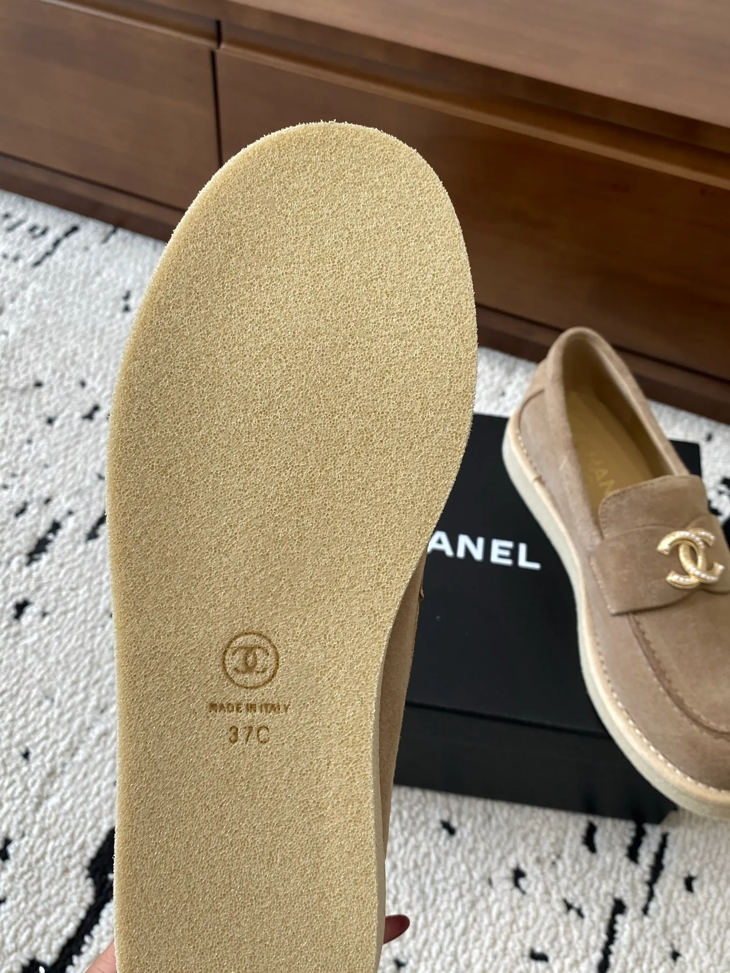 👟👟Ex-factory price 620👟👟High-end notebook 🍀2025 autumn and winter new Chanel Chanel entrance hardware buckle, Loaf loafers, can be worn all year round. No matter when you wear it, it is very high-end and durable. Go shopping and attract attention on the street! Easily travel between commuting and leisure occasions, and become a carefree fashionable and elegant woman ~ Upper: cowhide/cow nubuck leather/open edge beads Inner: lambskin Sole: Italian raw rubber outsole leather strip Code number: 35-39 (40/41 customized, non-refundable and non-exchangeable 👉 Buy now👉 Buy now👉 Buy now👉